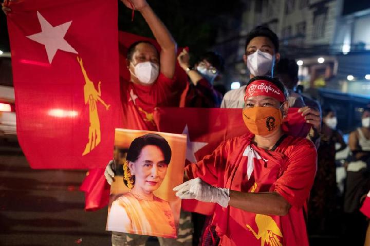Para pendukung pemimpin Myanmar de facto, Aung San Suu Kyi. (Foto: Istimewa)