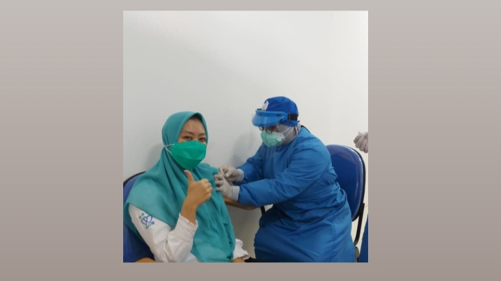 Sejumlah tenaga kesehatan dan karyawan Klinik Universitas Brawijaya saat dilakukan proses vaksinasi (Foto: istimewa)