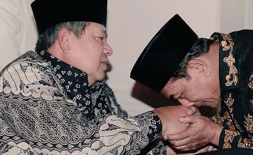 Presiden keenam RI Soesilo Bambang Yudhoyono  (kiri) dan Moeldoko, foto kenangan beberapa tahun lalu. (Istimewa)