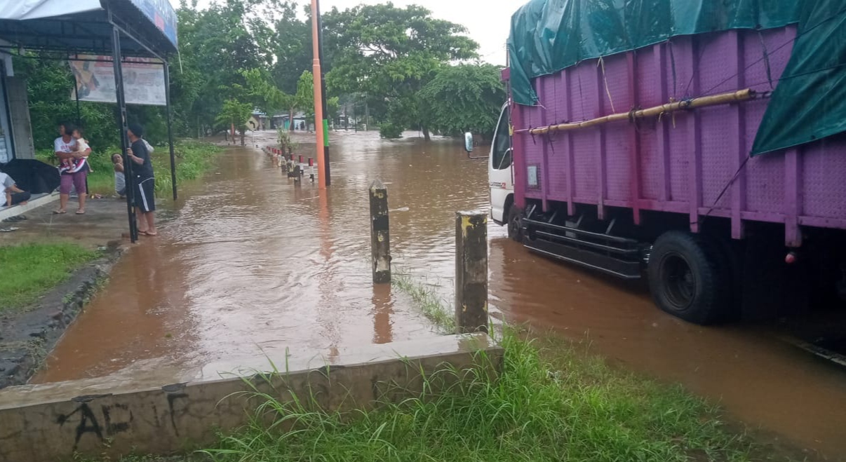 Banjir yang terjadi di Desa Sidodadi, Kecamatan Wongsorejo, Banyuwangi, Jawa Timur, sempat menggenangi jalan nasional sehingga membuat arus lalu lintas tersendat. (Foto: Istimewa)