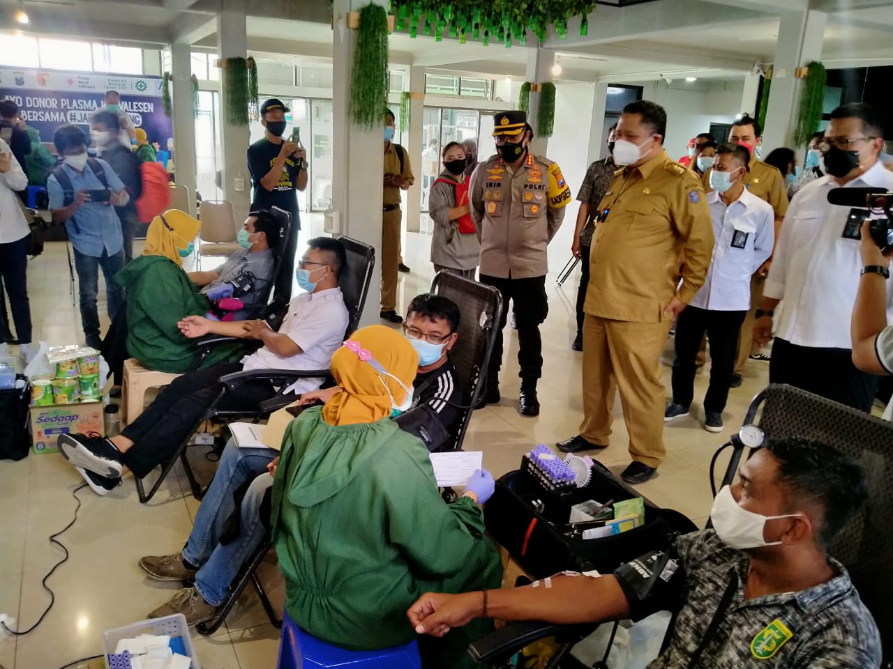 Plt Walikota Surabaya, Whisnu Sakti Buana ketika melihat proses donor darah di PT SIER, Surabaya, Selasa 2 Februari 2021. (Foto: Fariz Yarbo/Ngopibareng.id)