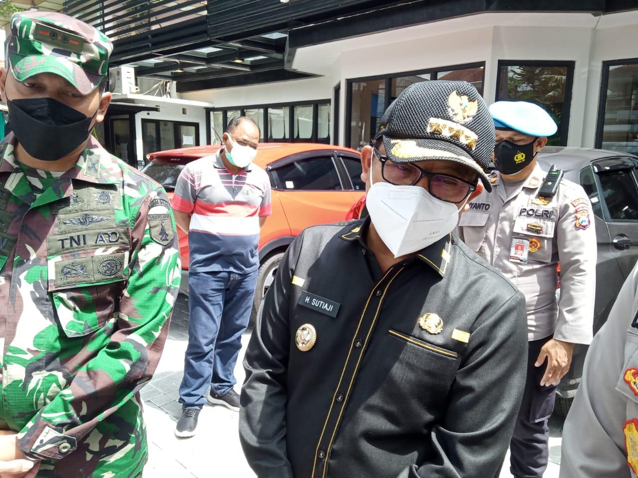 Walikota Malang, Sutiaji usai melakukan operasi kerumunan di sejumlah tempat di Kota Malang, Jawa Timur. (Foto: Lalu Theo/Ngopibareng.id)