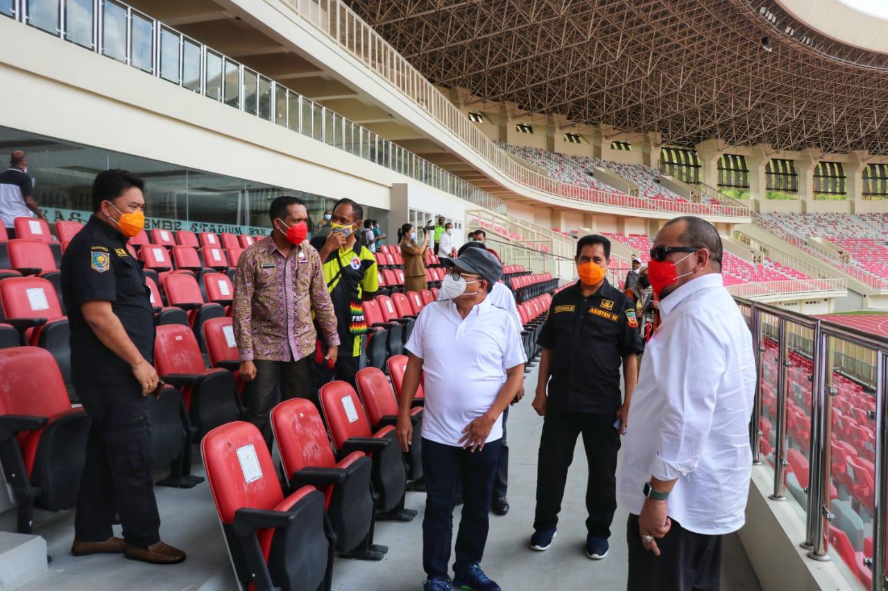 Ketua DPD RI, AA LaNyalla Mahmud Mattalitti (kanan) meninjau Stadion Lukas Enembe di Papua, Selasa 2 Februari 2021. (Foto: Istimewa)