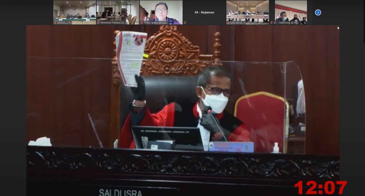 Salah satu Majelis Hakim MK, Saldi Isra mempertanyakan Surat Bu Risma Untuk Warga Surabaya kepada KPU Surabaya dalam sidang sengketa hasil Pilwali Surabaya di Gedung MK, Jakarta, Selasa 2 Februari 2021. (Foto: Tangkapan Layar) 
