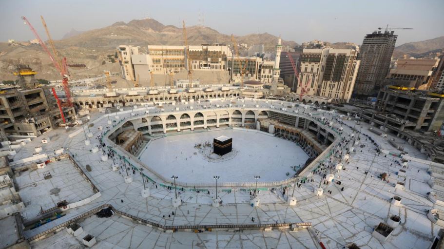  Suasana Masjidil Haram di Mekah, Arab Saudi, Kamis 5 Maret 2020. Penutupan area Masjidil Haram ini dilakukan setelah pemerintah Arab Saudi menyetop sementara ibadah umrah menanggapi wabah virus corona (COVID-19). (Foto: AFP/Abdel Ghani Bashir)