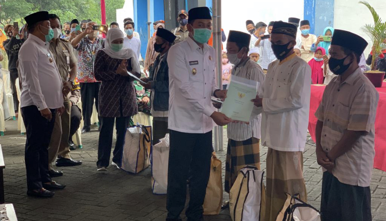 Gubernur Jawa Timur (Jatim), Khofifah Indar Parawansa serahkan 230 sertifikat tanah, kepada pengungsi mantan Pemeluk Syah asal Sampang, Madura (Foto: Istimewa)