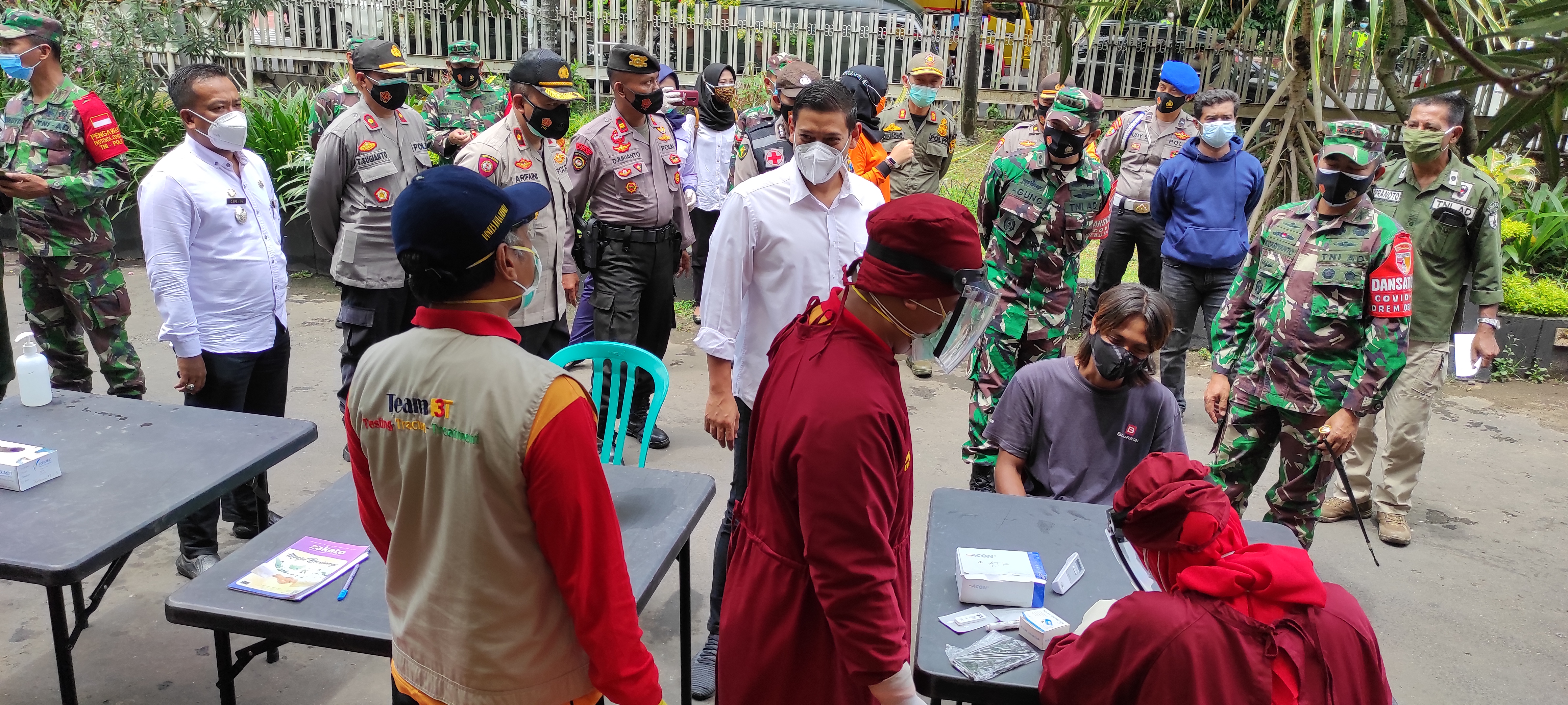 Walikota Kediri dan Danrem memantau kegiatan operasi yustisi. (Foto: Fendhy Plesmana/Ngopi bareng.id) 