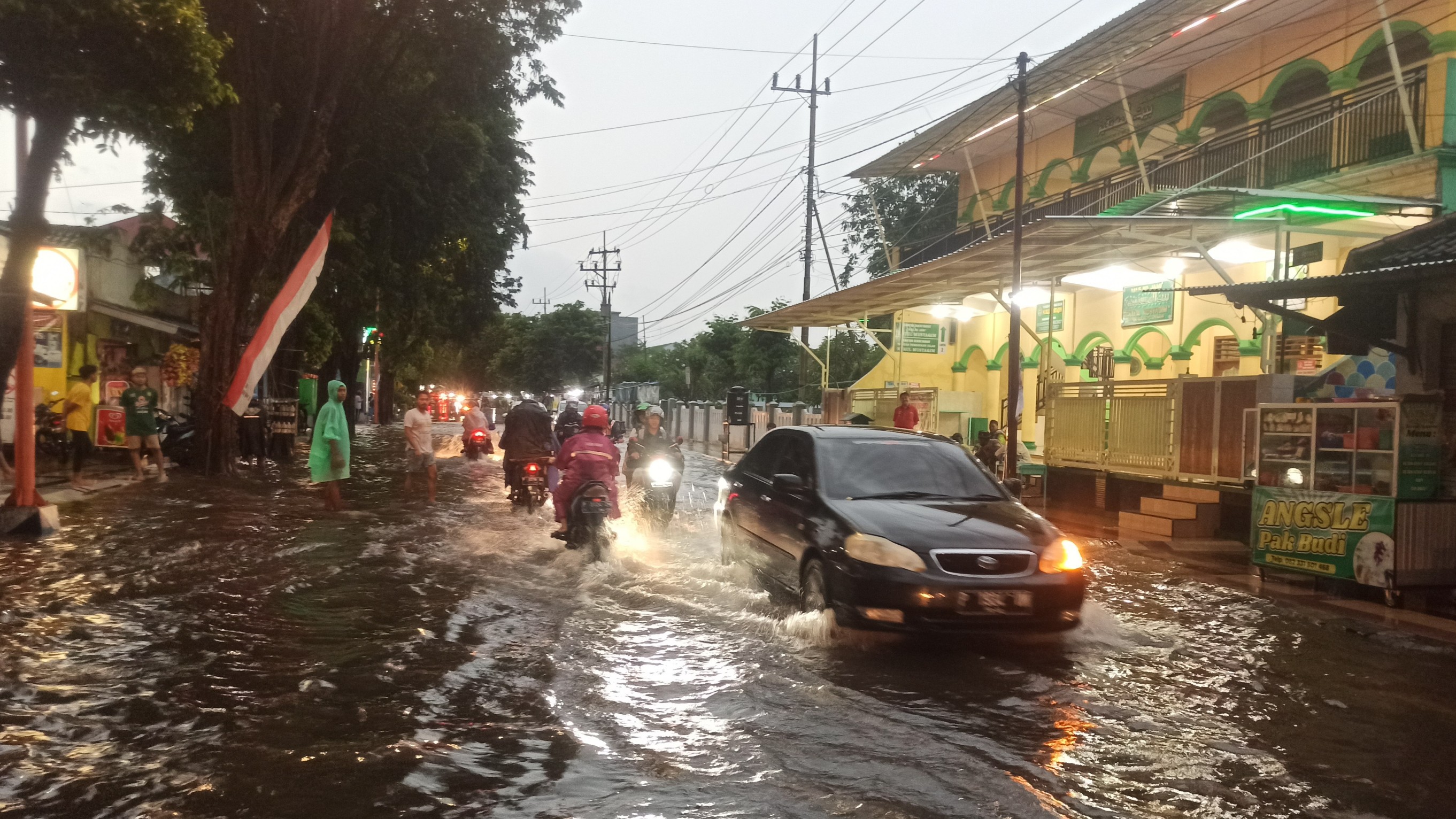 Air menggenangi ruas jalan Kolonel Sugiono Banyuwangi (foto:Muh Hujaini/Ngopibareng.id)
