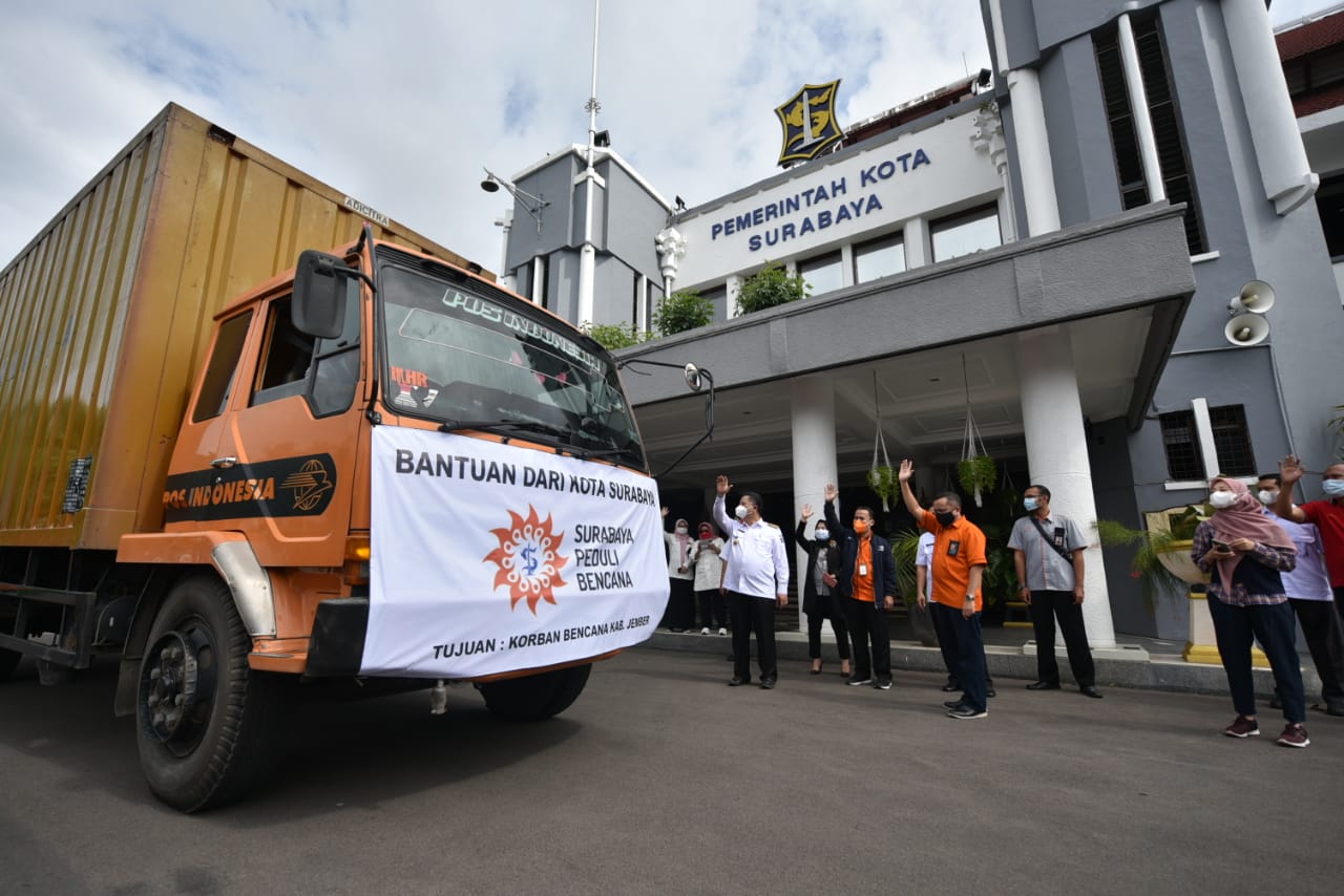 Plt Walikota Surabaya, Whisnu Sakti Buana (baju putih) melepas keberangkatan bantuan bagi korban bencana di Jember dari Balai Kota Surabaya, Rabu 3 Februari 2021. (Foto: Istimewa)