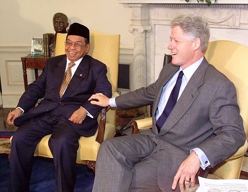 Presiden Abdurrahman Wahid ketika membuka dialog dengan lelucon bersama Presiden AS Bill Clinton. (Foto: dok/gusduruan)