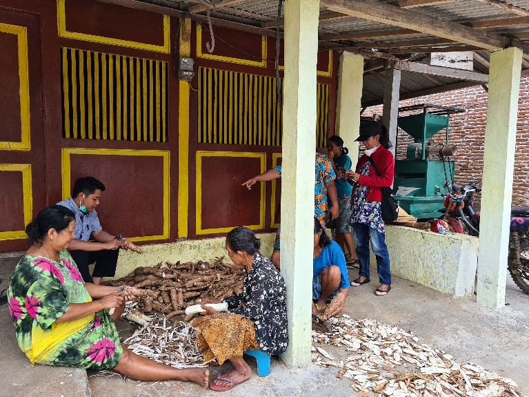 Keluarga pekerja migran di Desa Sukowilangun, Kalipare, Kabupaten Malang (Foto: istimewa)