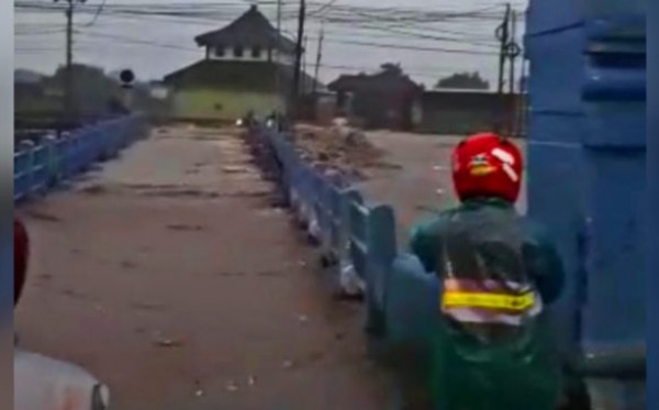  Banjir melanda kawasan Pandaan, Pasuruan, Jawa Timur, Rabu 3 Februari 2021. (Foto: YouTube)