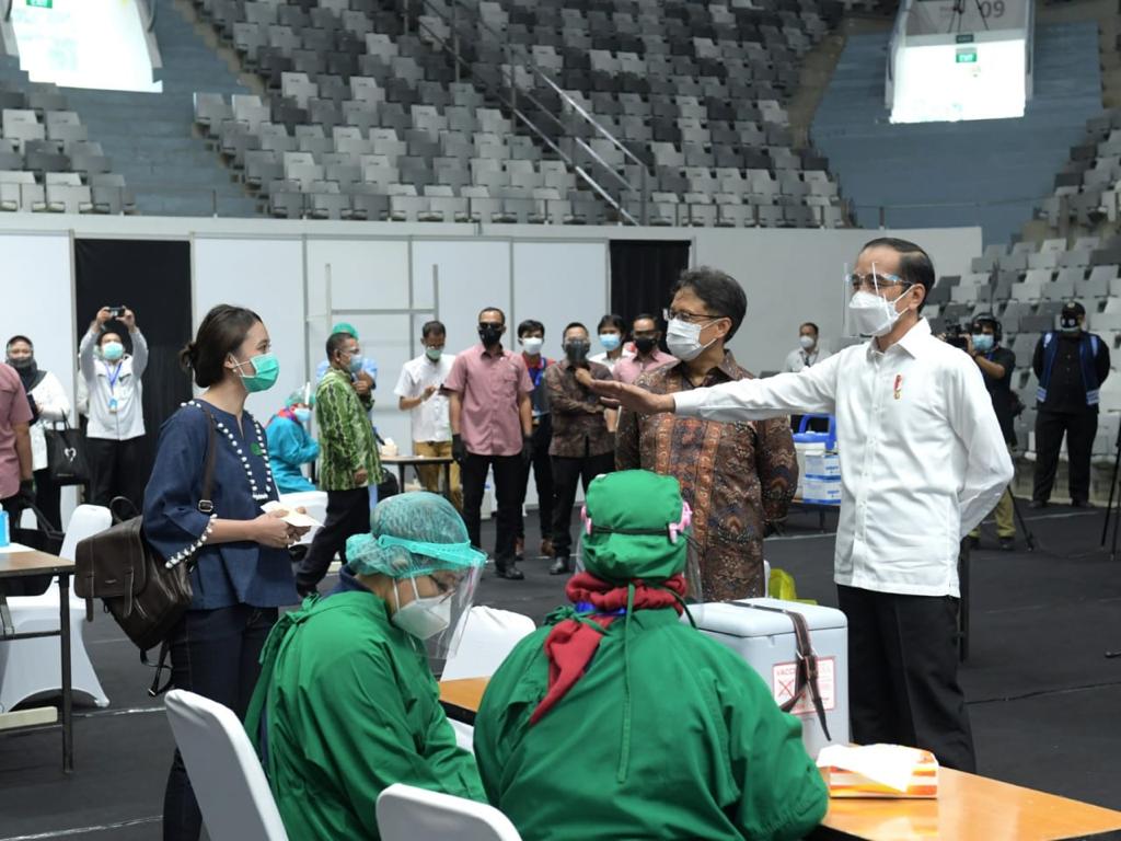 Presiden Jokowi meninjau vaksinasi massal nakes di Gelora Bung Karno. (Foto: Setpres)