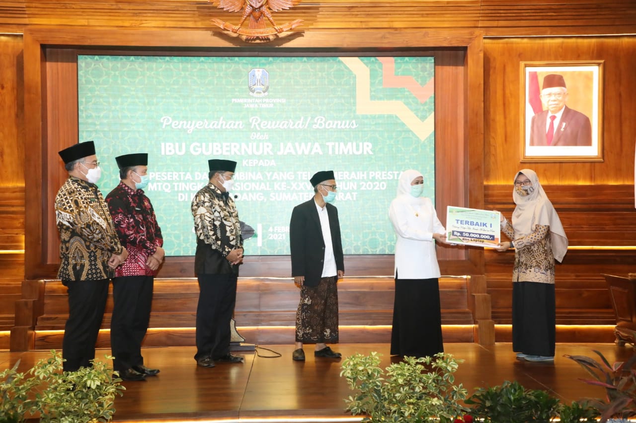 Gubernur Jatim,  Khofifah Indar Parawansa memberikan bonus kepada peserta MTQ di Gedung Negara Grahadi, Surabaya, Kamis 4 Februari 2021.
