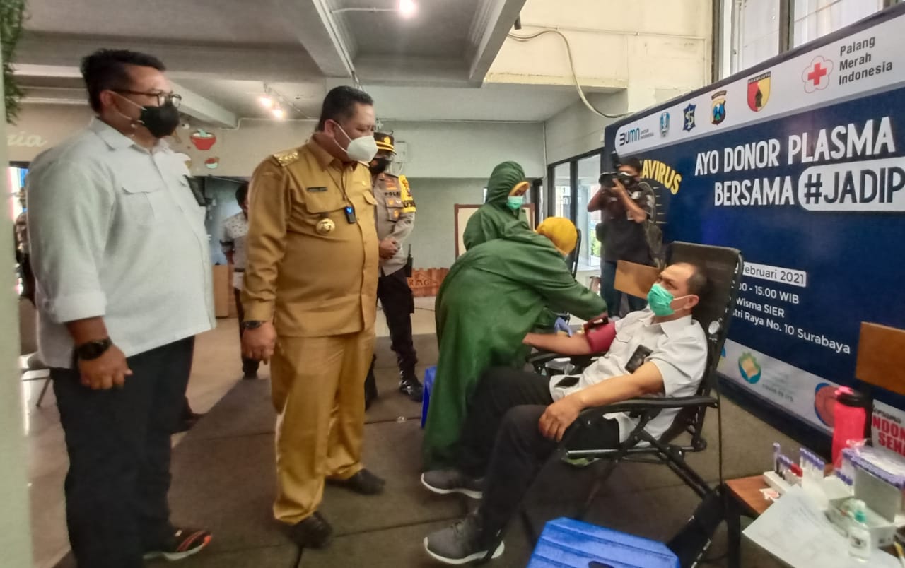 Plt Walikota Surabaya, Whisnu Sakti Buana saat meninjau proses skrining plasma konvalesen di PT SIER, Surabaya,Selasa 2 Februari 2021 . (Foto: Istimewa)