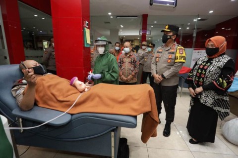 Kapolda Jatim Irjen Pol Nico Afinta ketika meninjau donor plasma kovalesen di PMI Surabaya. (Foto: Polda Jatim)