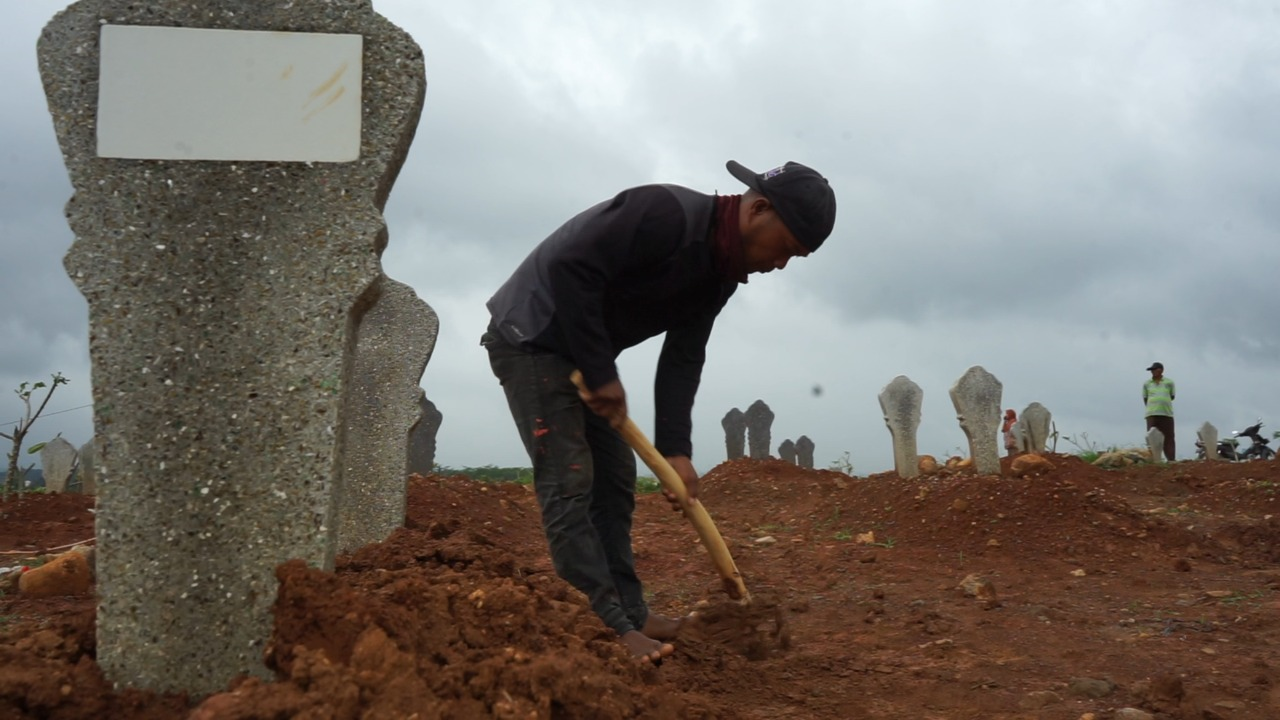 Seorang penggali kubur di Jawa Tengah sedang menjalankan tugasnya. (Foto: Istimewa)