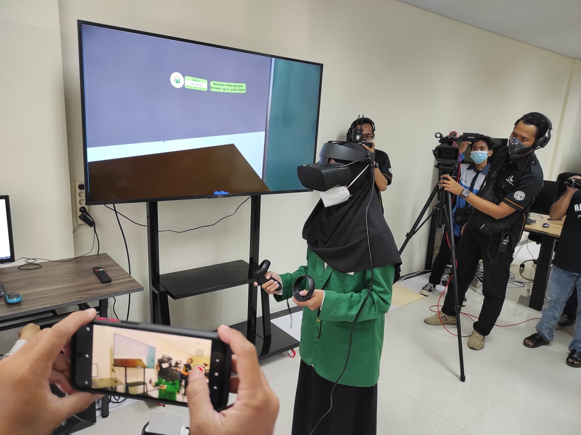 Pengunaan laboratorium VR untuk mahasiswa Unusa. (Foto: Istimewa)