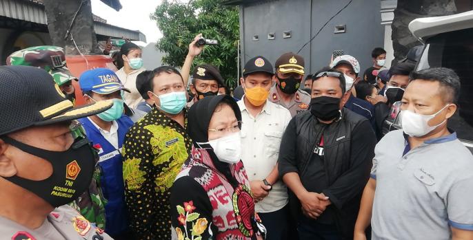 Mensos Risma mengunjungi korban banjir bandang Pasuruan. (Foto: Istimewa)