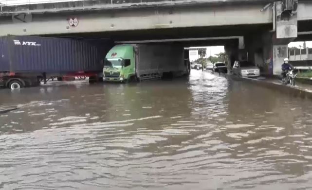 Banjir menggenangi jalur Pantura Semarang. (Foto: Antara)