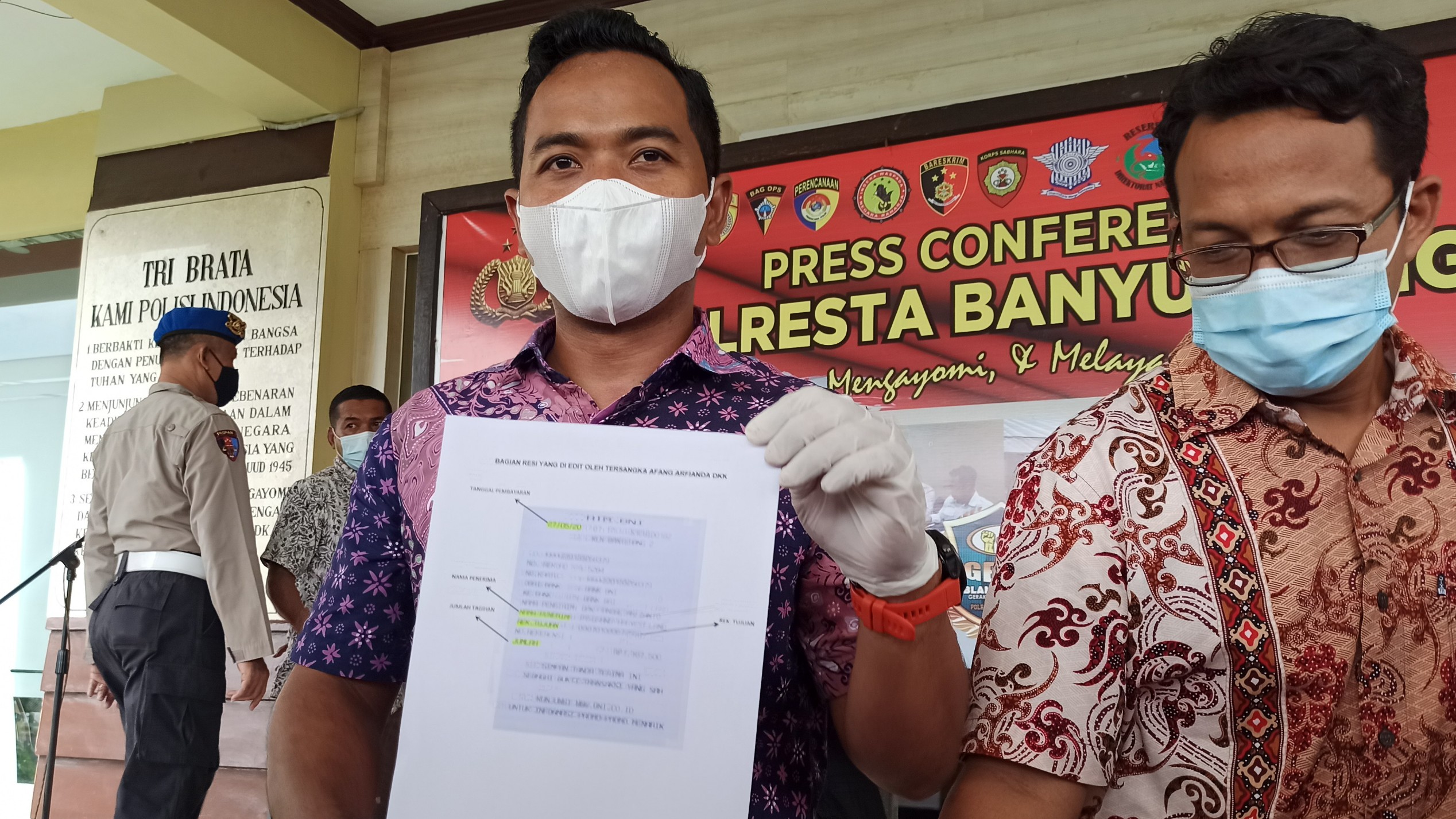 Kasat Reskrim Polresta Banyuwangi menunjukkan bukti transfer yang telah diedit pelaku. (Foto: Muh Hujaini/Ngopibareng.id)