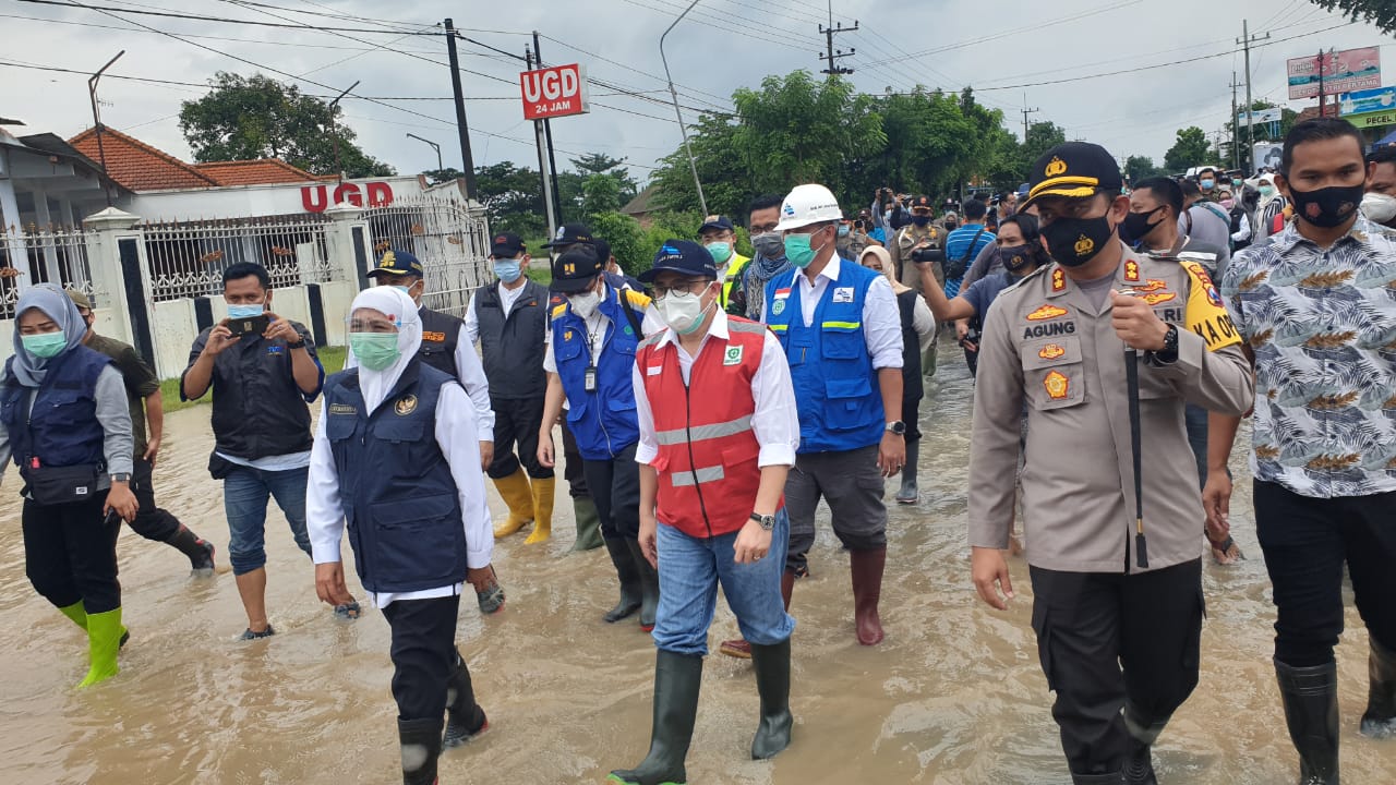Gubernur Jawa Timur, Khofifah Indar Parawansa saat meninjau lokasi banjir di Jombang. (Foto: Dok. PJT1)