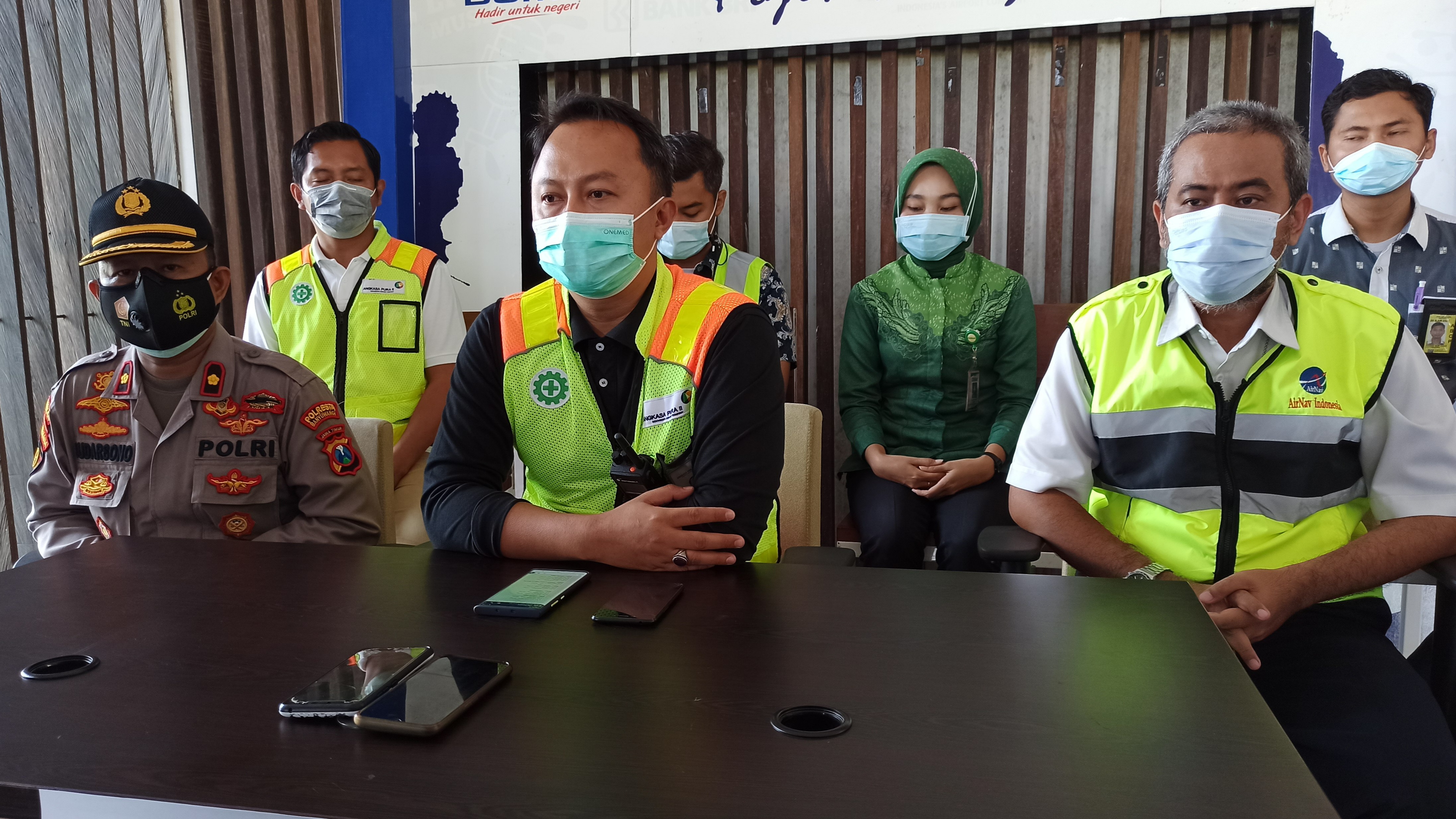 Executive General Manager PT Angkasa Pura II Bandara Banyuwangi, Cin Asmoro (tengah) bersmaa stakeholder memberikan keterangan kepada wartawan, terkait abu vulkanik Gunung Raung. (Foto: Muh Hujaini/Ngipibareng.id)