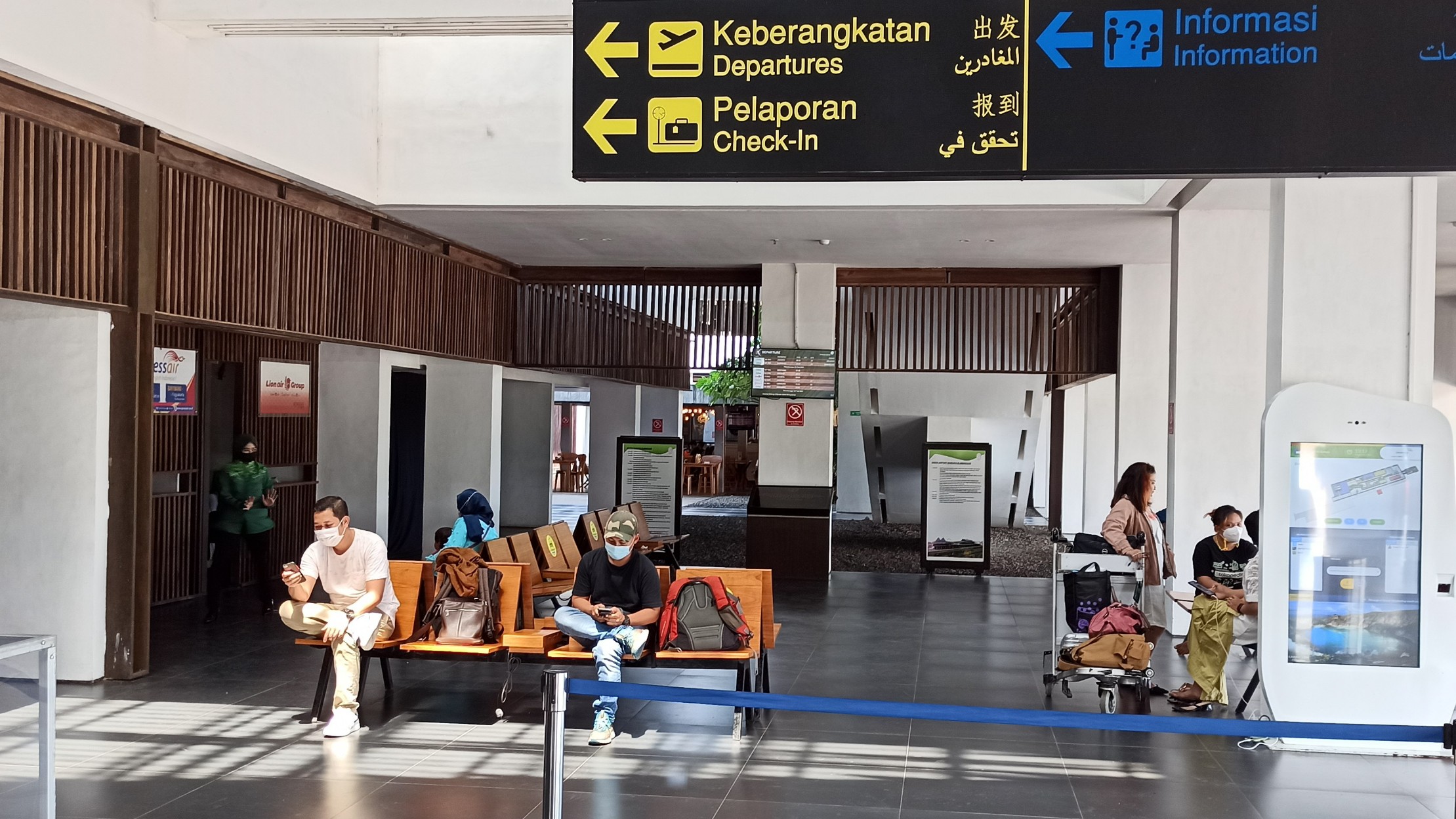Sejumlah penumpang ada yang masih bertahan di ruang tunggu Bandara Banyuwangi (foto:Muh Hujaini/Ngopibareng.id)