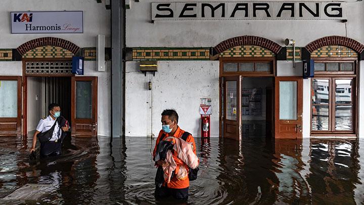 Kondisi banjir di Stasiun Semarang. (Foto: Antara)