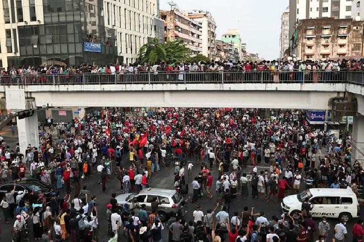 Aksi unjuk rasa pada hari Minggu kemarin adalah yang terbesar sejak Revolusi Saffron tahun 2007 saat ribuan biksu negara itu bangkit melawan rezim militer. (Foto: AFP)