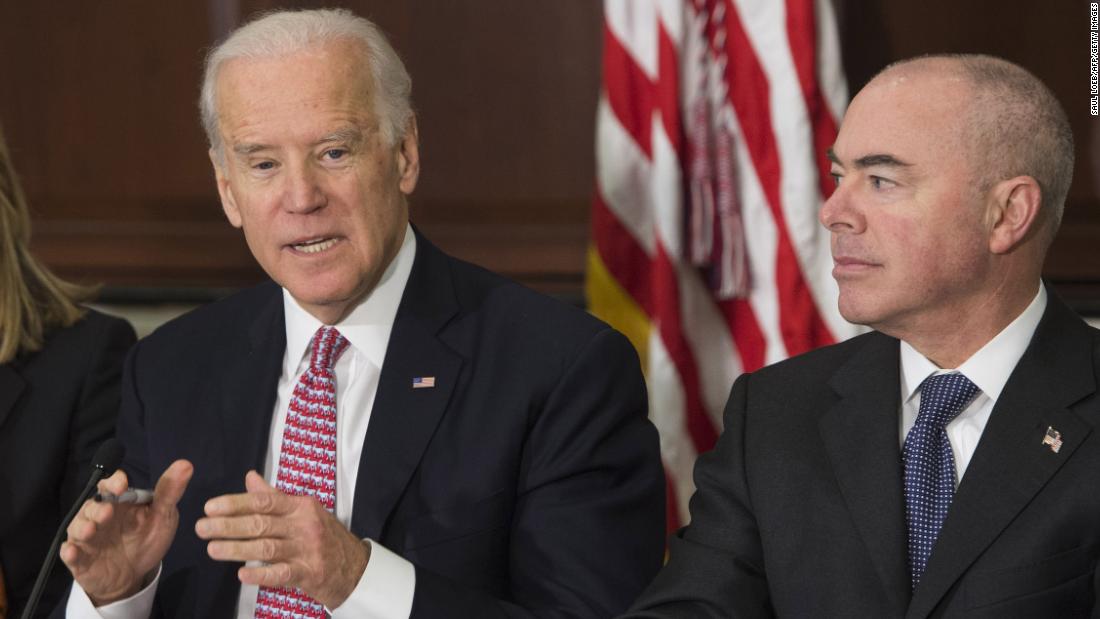 Presiden AS Joe Biden bersama Alejandro Mayorkas.  (Foto: cnn)
