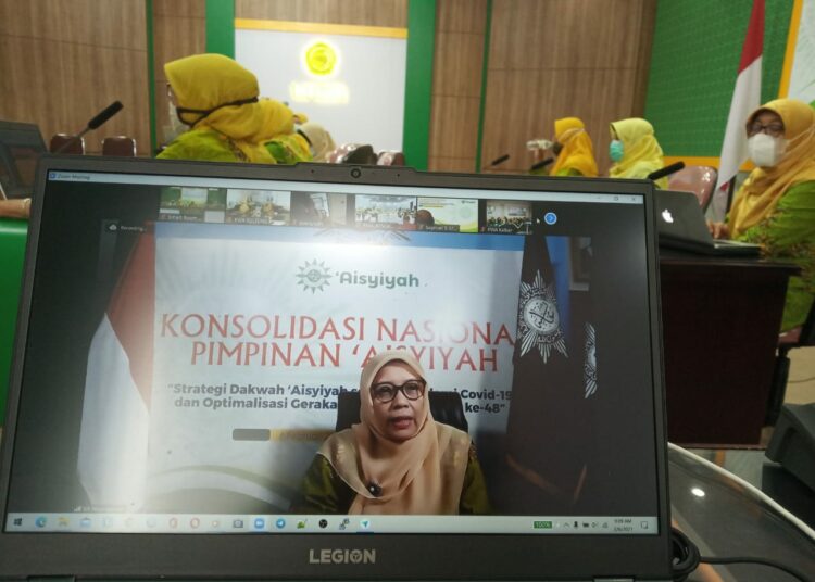 Ketua Umum Pimpinan Pusat Aisyiyah Siti Noordjannah Djohantini  dalam kegiatan organisasi yang dipimpinnya secara virtual. (Foto: md.or.id)