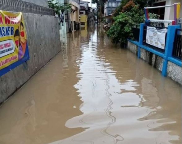 Banjir menggenangi Jalan Pirus, Kelurahan Bidara Cina, Jakarta Timur, Minggu 7 Februari 2021 sore. (Foto: Twitter @infojkt24)