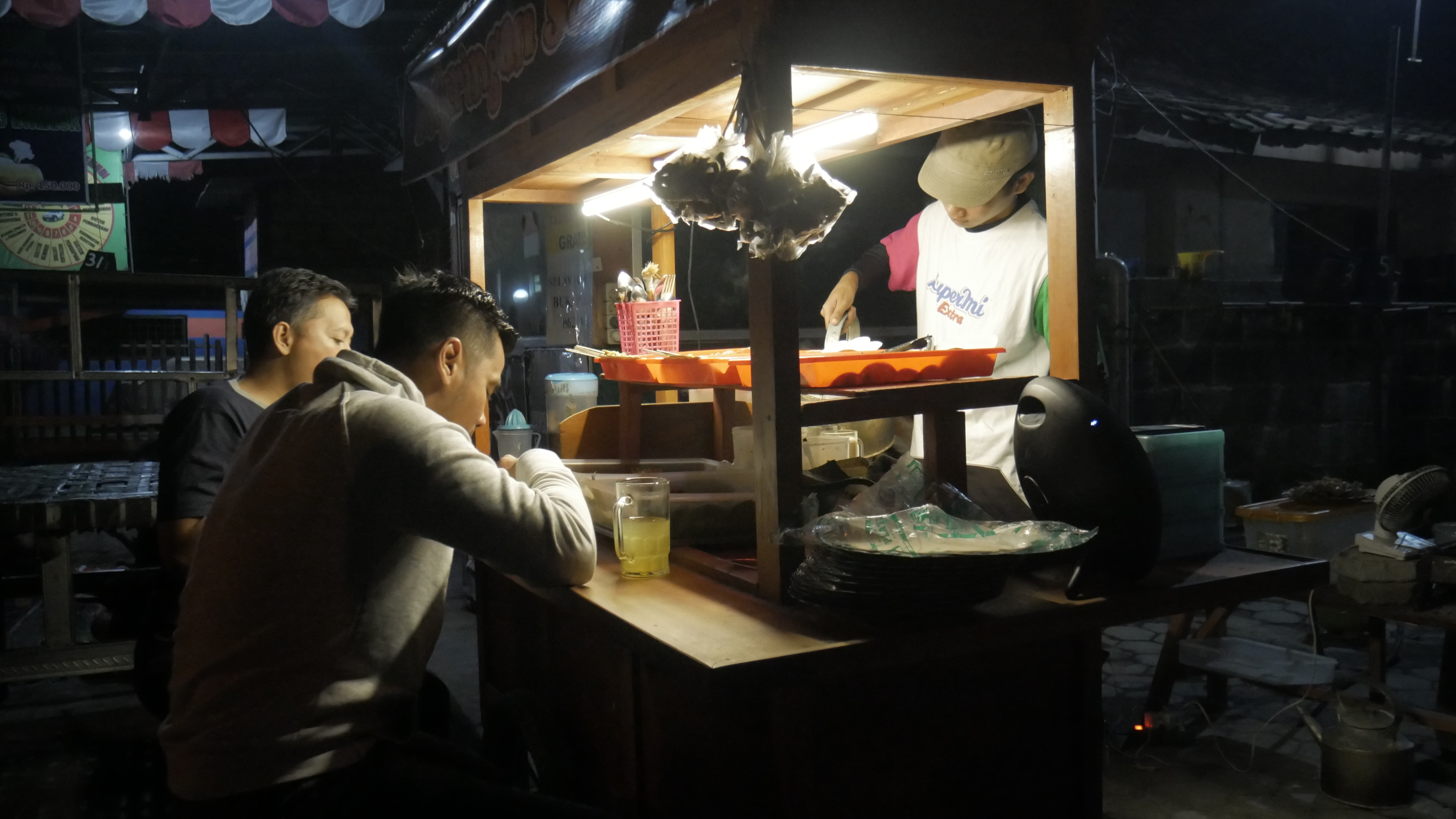 Populerkan kuliner lokal anggota DPRD blusukan dari warung ke warung. (Foto: Fendhy Plesmana/Ngopibareng.id)