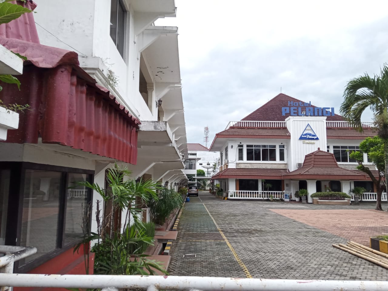 Tampak depan bangunan Hotel Pelangi di Jalan Merdeka Selatan, Kota Malang (Foto: Lalu Theo/ngopibareng.id)