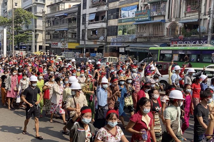 Aksi massa memprotes kudete militer di Myanmar. (Foto: afp)