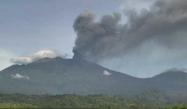 Visual Gunung Raung yang terus mengeluarkan asap tebal dan pekat (Foto: istimewa)
