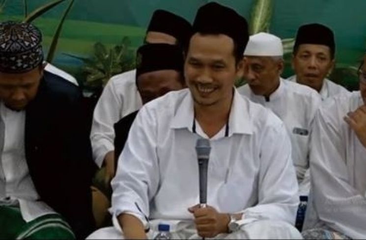 .  KH Ahmad Bahauddin Nursalim (Gus Baha') di tengah umat Islam yang mengikuti pengajiannya. (Foto: Istimewa)