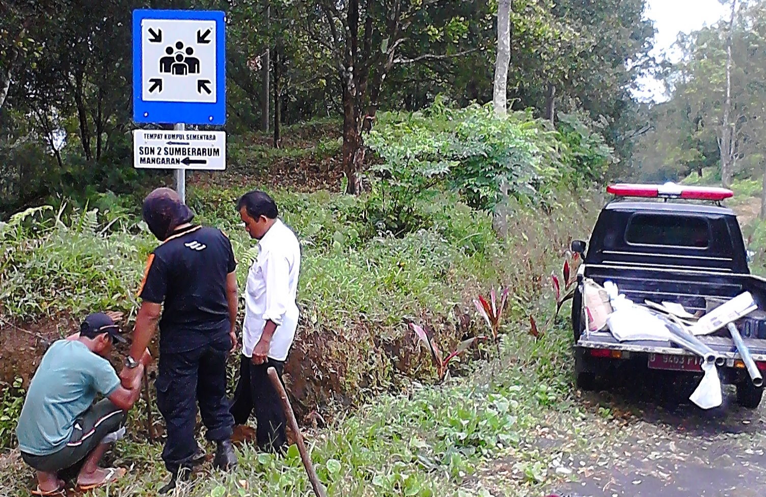 Petugas memasang rambu petunjuk di jalur evakuasi Gunung Raung (foto: istimewa)