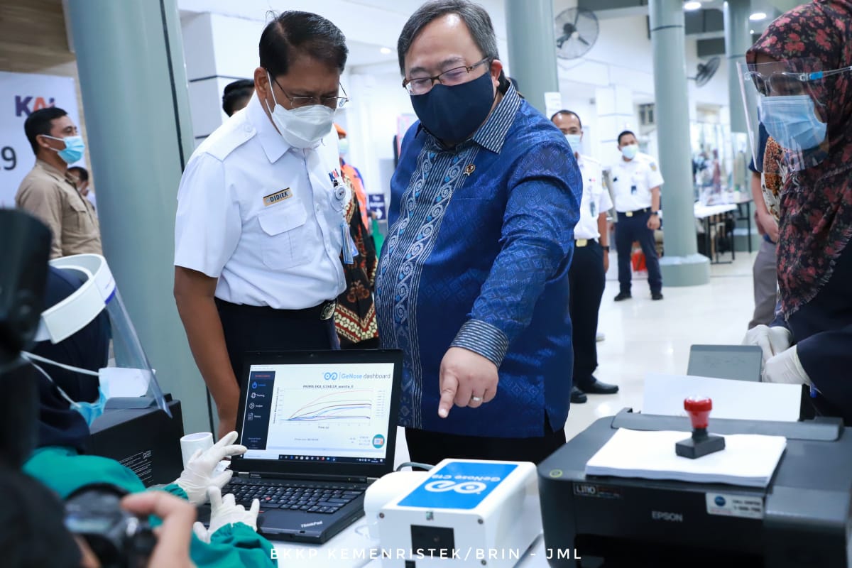 Menristek/Kepala BRIN Bambang Brodjonegoro menyerahkan alat deteksi dini covid-19 GeNose kepada Menparekraf. (Foto: Istimewa)