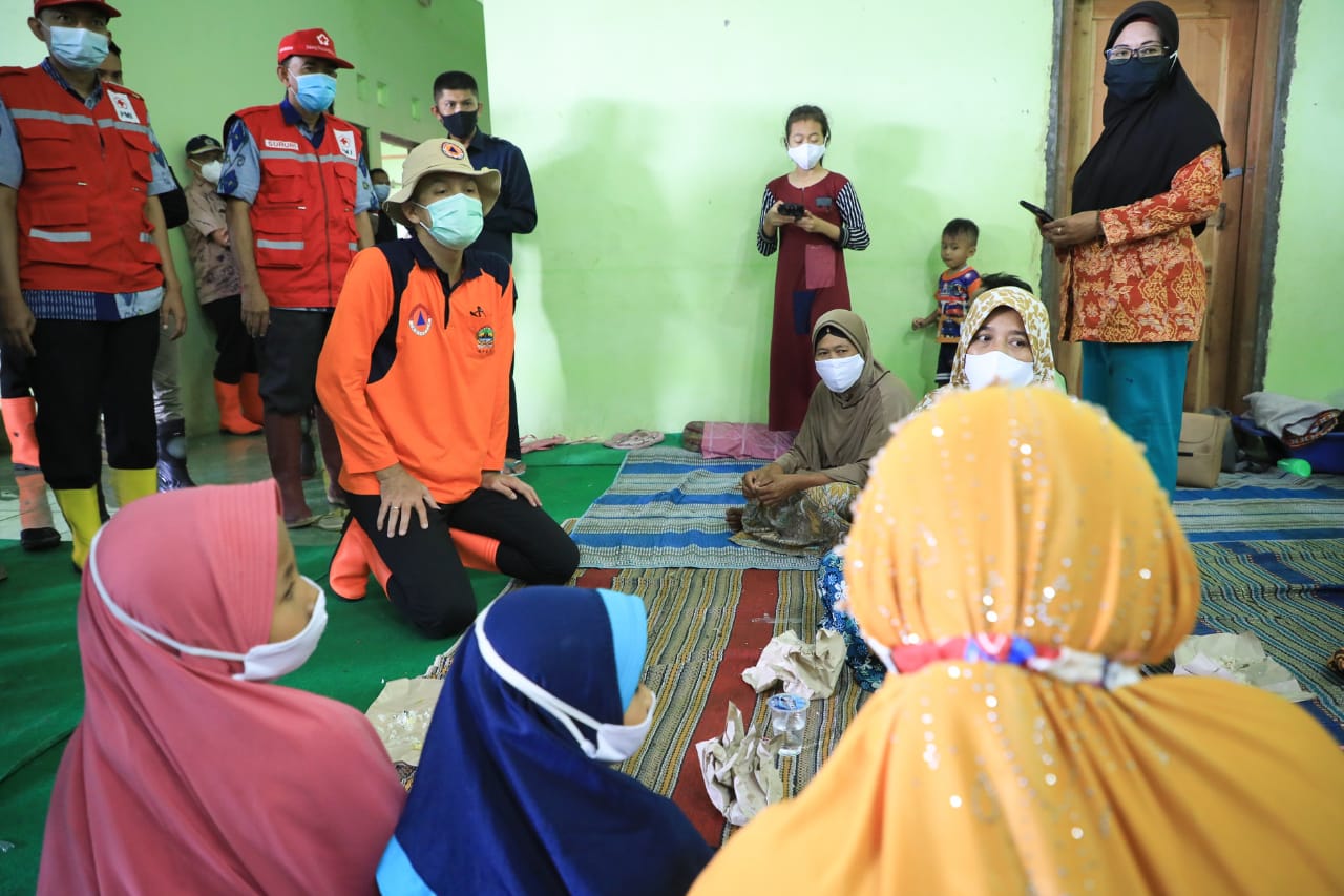 Gubernur Jawa Tengah Ganjar Pranowo menyaksikan proses vaksinasi dosis kedua untuk tenaga kesehatan (nakes) di Puskesmas Sayung, Kabupaten Demak, Selasa 9 Februari 2021. (Foto: Dok. Pemprov Jateng)