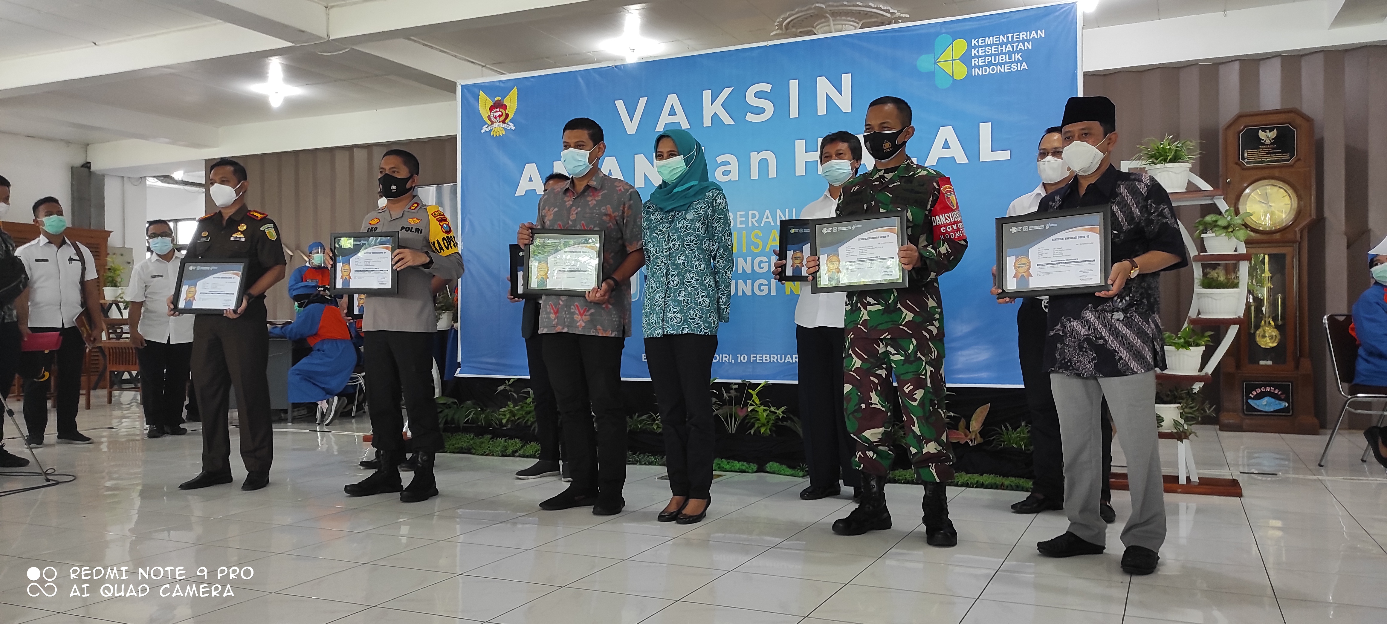 Walikota dan Forkopimda Kota Kediri menerima sertifikat vaksinasi. (Foto: Fendhy Plesmana/Ngopibareng.id)