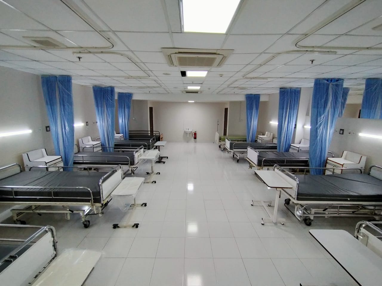 Salah satu ruang perawatan isolasi biasa yang disiapkan di salah satu ruang yang direncanakan sebagai RS Darurat di Cito, Surabaya. (Foto: Fariz Yarbo/Ngopibareng.id)