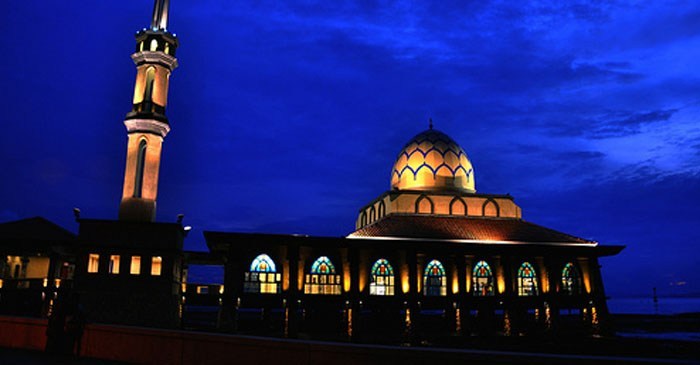 Keindahan masjid terapung, menyambut datangnya Rajab menuju bulan Ramadhan. (Foto: Istimewa)