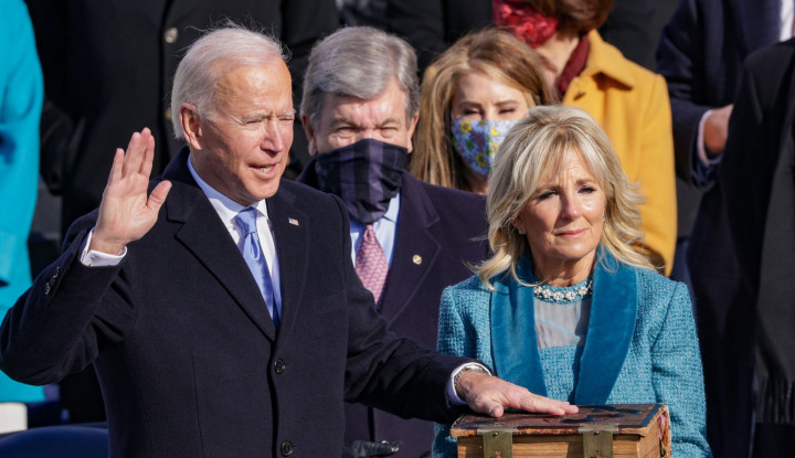 Presiden Amerika Serikat (AS) Joe Biden saat menyampaikan sumpah jabatan. (Foto: the guardian)