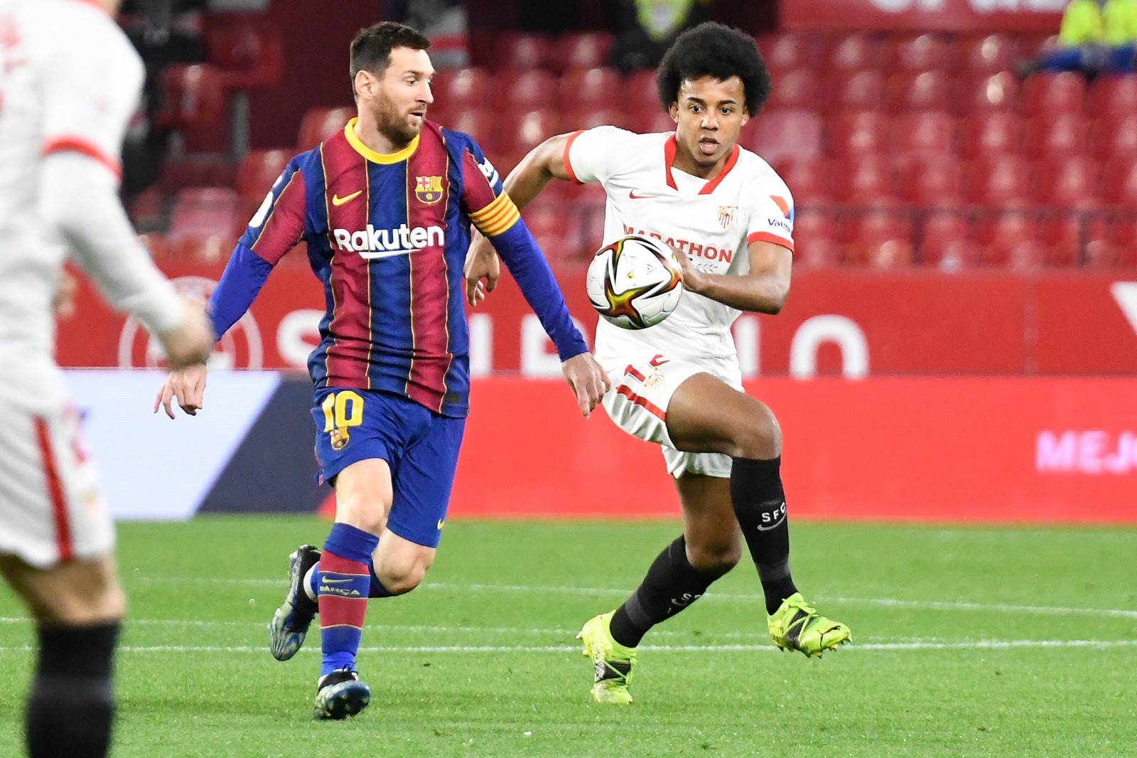 Messi diapit dua pemain Sevilla dalam pertandingan leg pertama semifinal Copa Del rey 2020/2021. (Foto: AP)