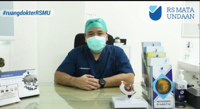 dr Nur Alim Basyir Hutasuhut, Sp.M dari Rumah Sakit Mata Undaan (RS Mata Undaan) saat menjelaskan tentang infeksi mata. (Foto: dok RSMU) 