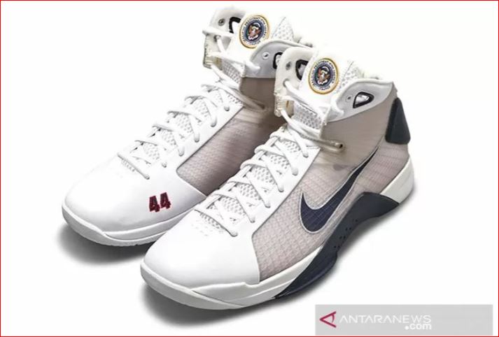 Sneakers Nike Hyperdunk eksklusif Barack Obama. (Foto: Antara/sothebysrealty.com)