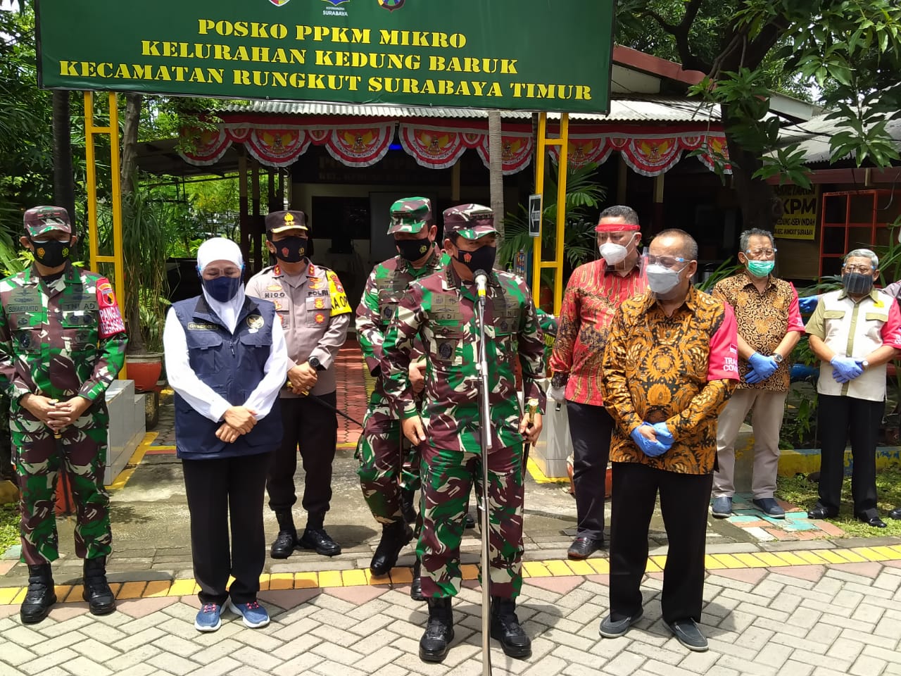 Panglima TNI, Marsekal Hadi Tjahjanto, usai meninjau Posko PPKM Mikro di Kedung Baruk, Surabaya, Kamis 11 Februari 2021. (Foto: Fariz Yarbo/Ngopibareng.id)
