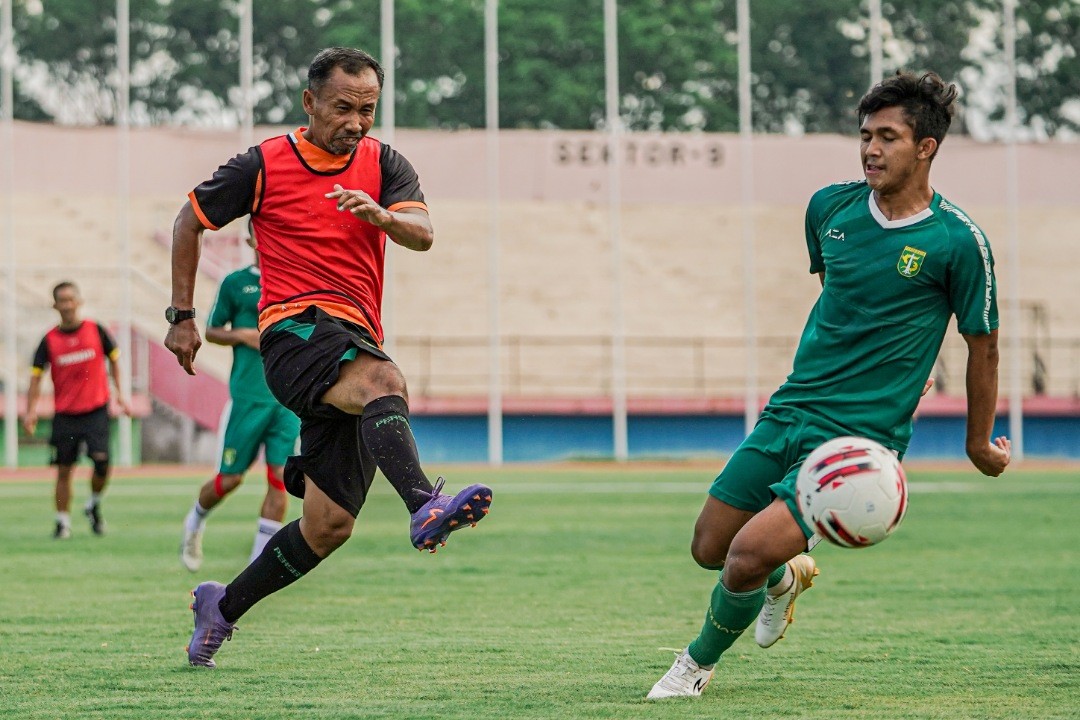 Mantan pemain Persebaya yang kini menjadi asisten pelatih Persebaya, Uston Nawawi. (Foto: Persebaya.d)